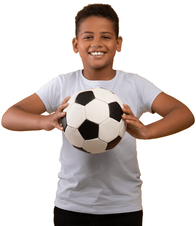 Imagem de um garoto com uma bola de futebol na mão